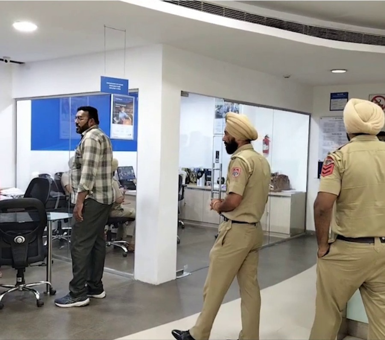 ਅੰਮ੍ਰਿਤਸਰ ਦੇ ਬੈਂਕ ਵਿੱਚ ਹੰਗਾਮਾ, ਗੋਲੀ ਲੱਗਣ ਕਾਰਨ ਲੋਨ ਮੈਨੇਜਰ ਜ਼ਖ਼ਮੀ